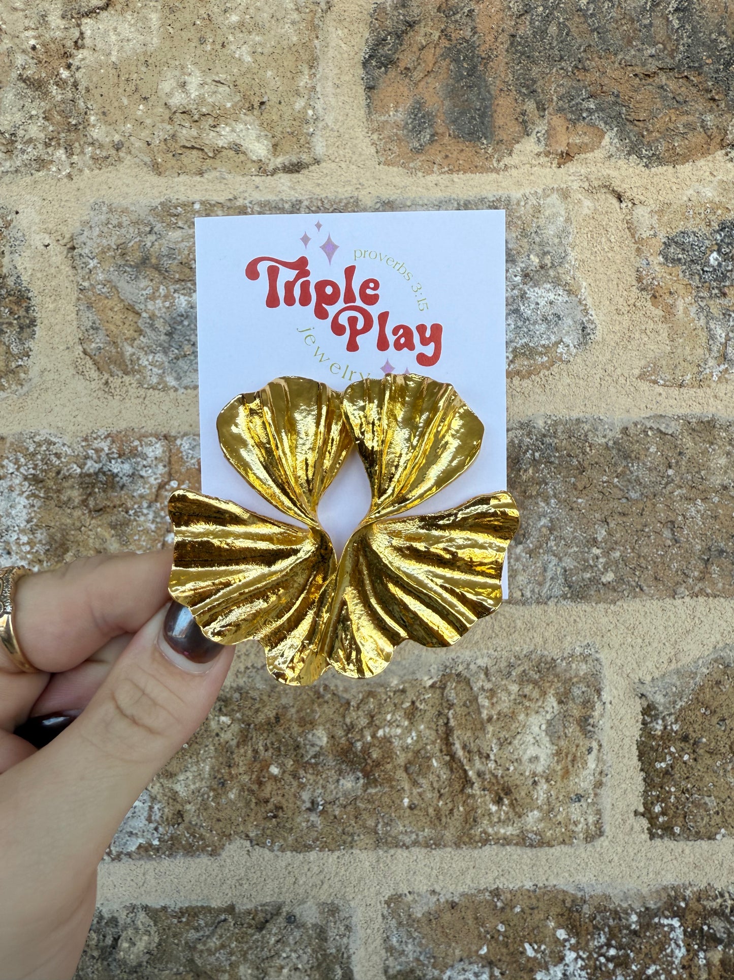FLOWY GOLD EARRING