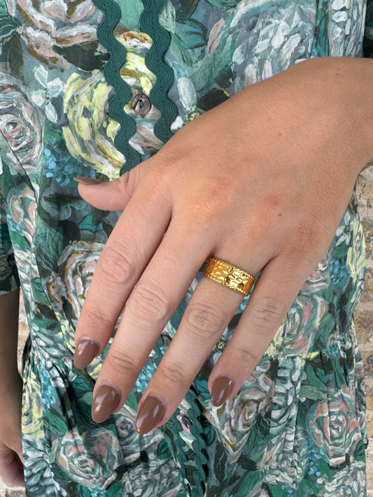 DENTED LINED RING