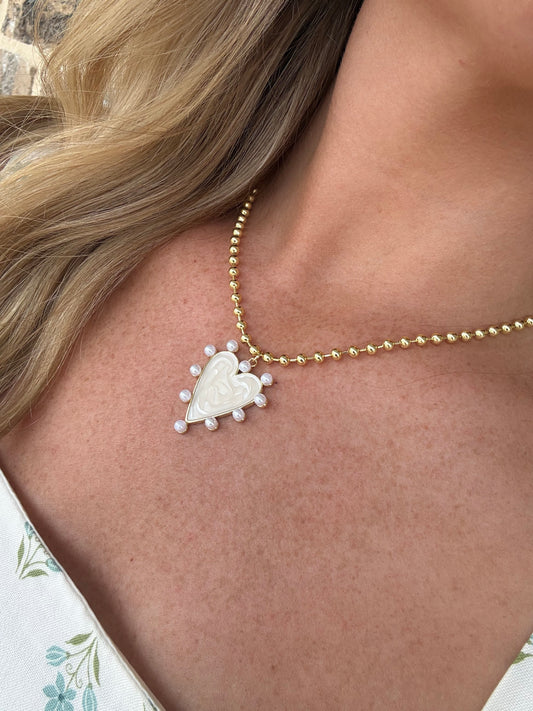 HEART NECKLACE WITH PEARLS ON THE OUTSIDE