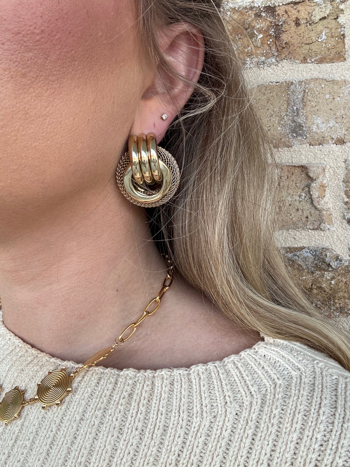 OVERSIZED GOLD STUD